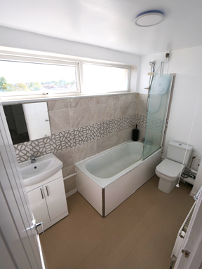 15 Almond Grove family bathroom