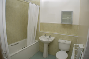 15_Pearl_close_bathroom.jpg